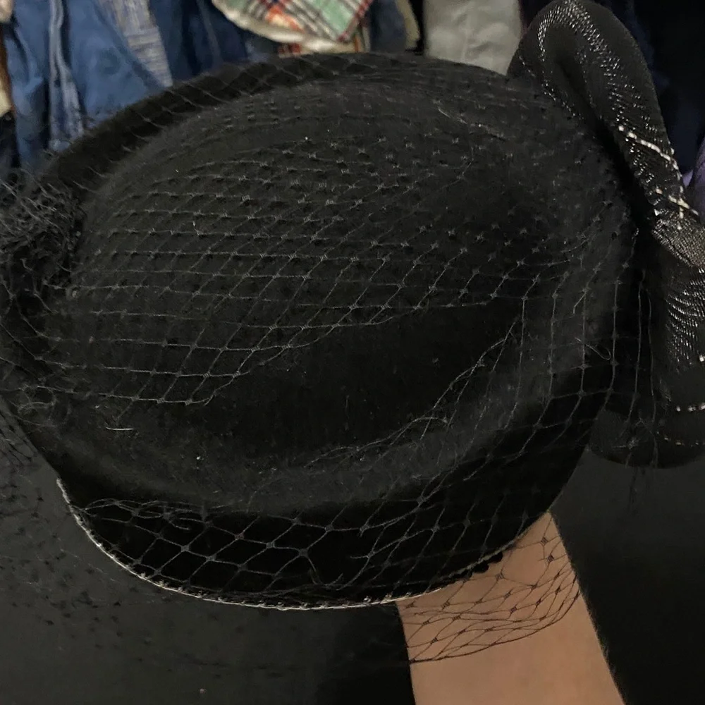 Elegant Black‎ Fascinator with Veil Bow accent silver trim no brand clean
